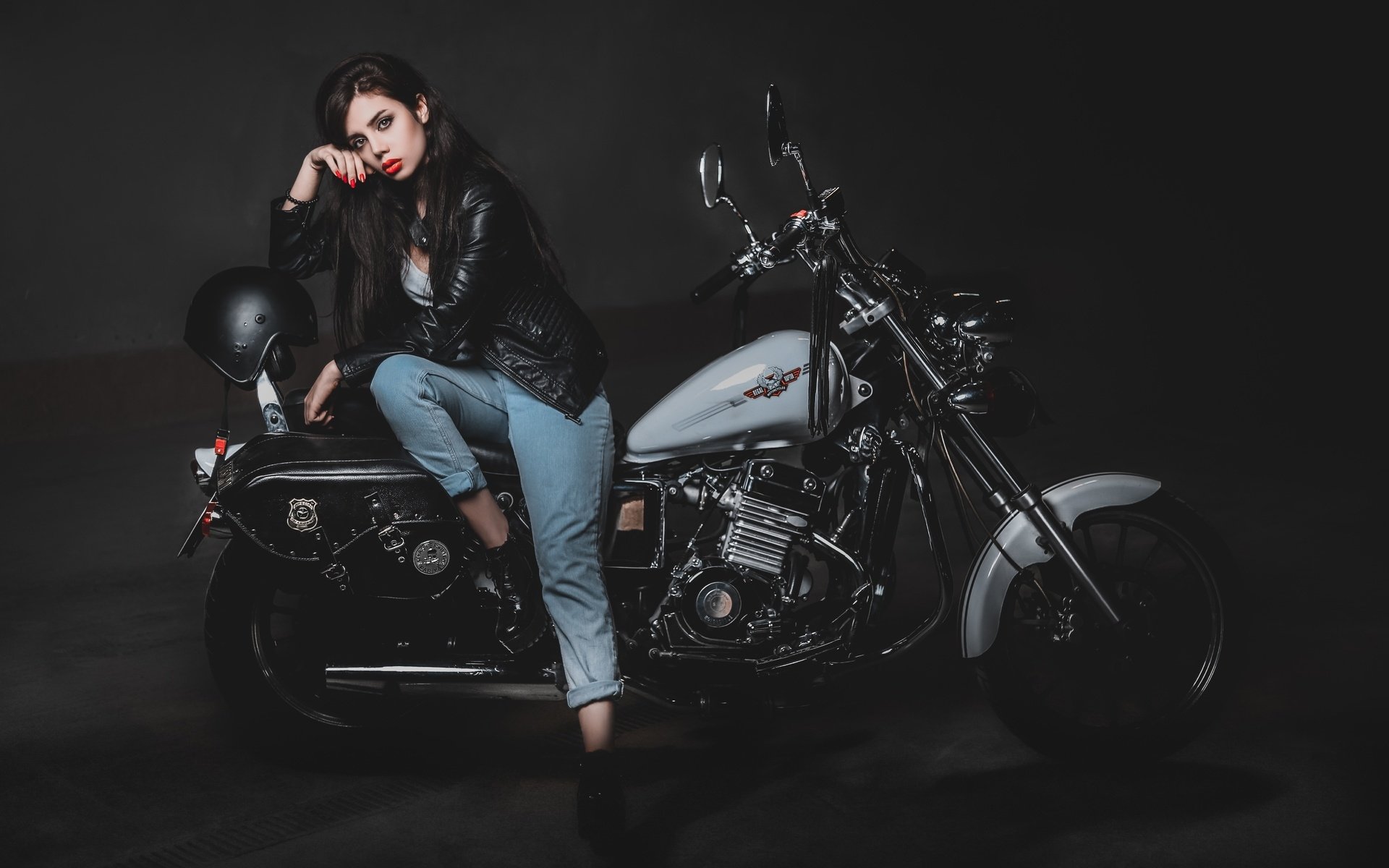 Biker girls: style and drive brings the glow — live moments in Tianjin