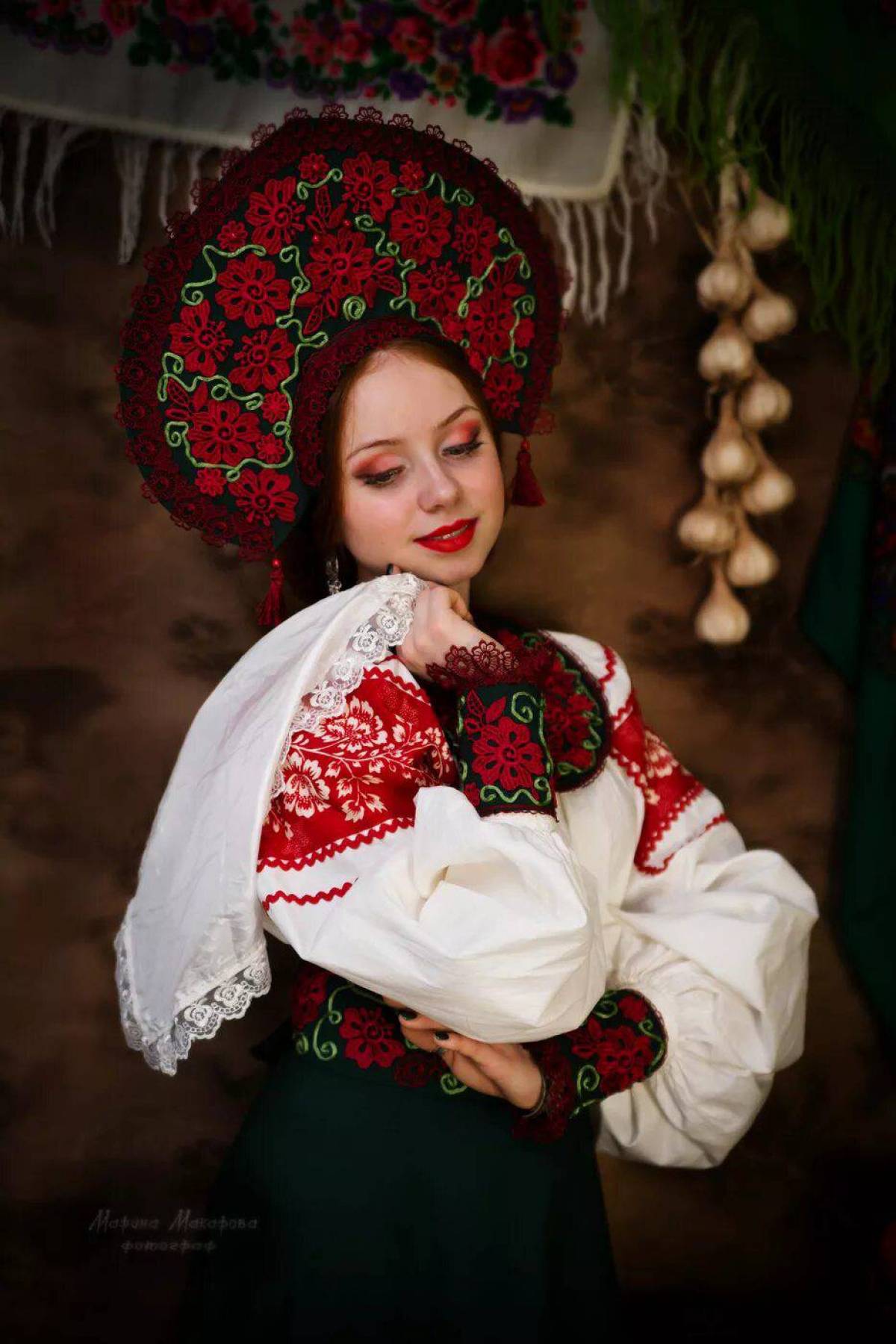 Take a pause and enjoy Women in Slavic costumes — streaming from Tianjin