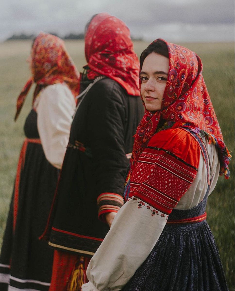 Women in Slavic costumes’s look of the day — catch her live in Tianjin